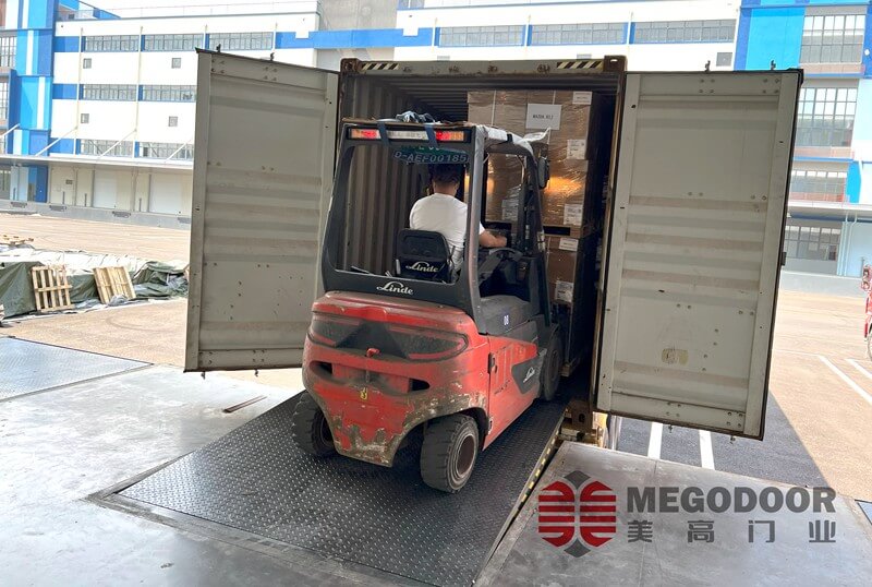 叉车上下车总“磕磕绊绊”？是时候给仓库装上这座“安全桥”了！插图