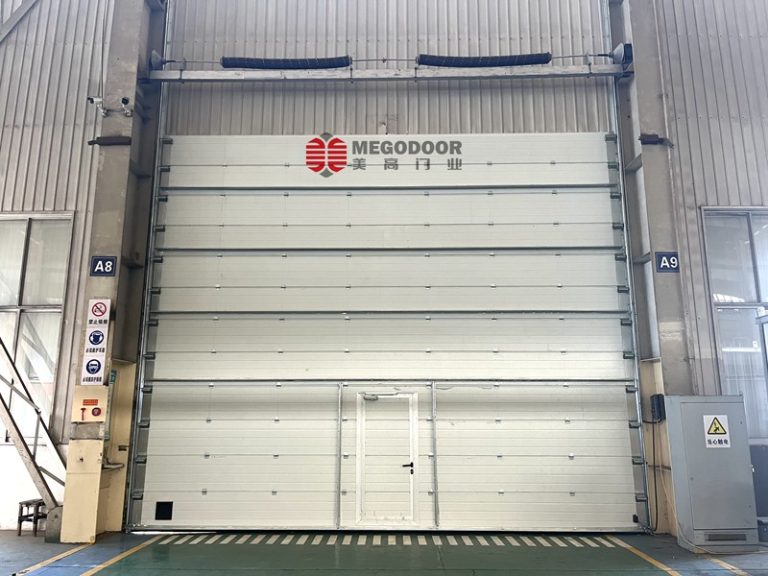 抗风12级工厂电动门怎么选？美高门业解析抗风提升门的优势缩略图